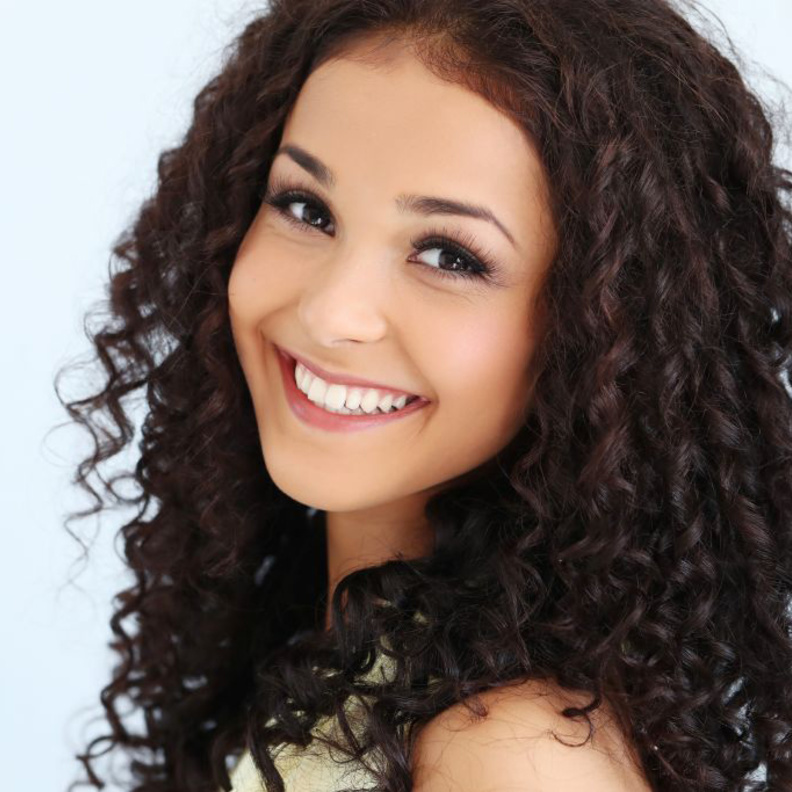 اعتني بشعرك المجعد بهذا الشكل