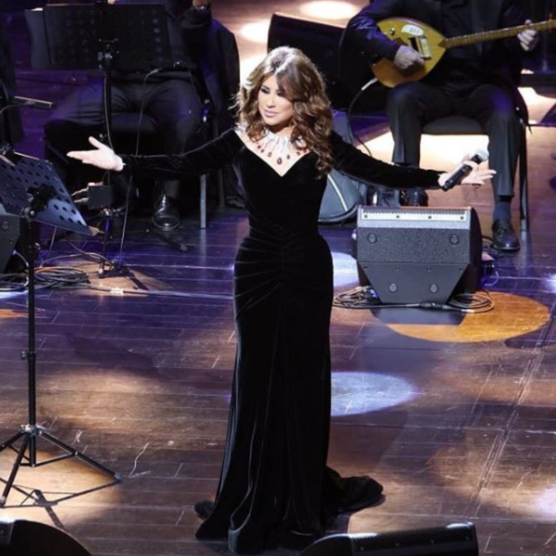 فستان من المخمل الأحمر اختارته الليدي غاغا