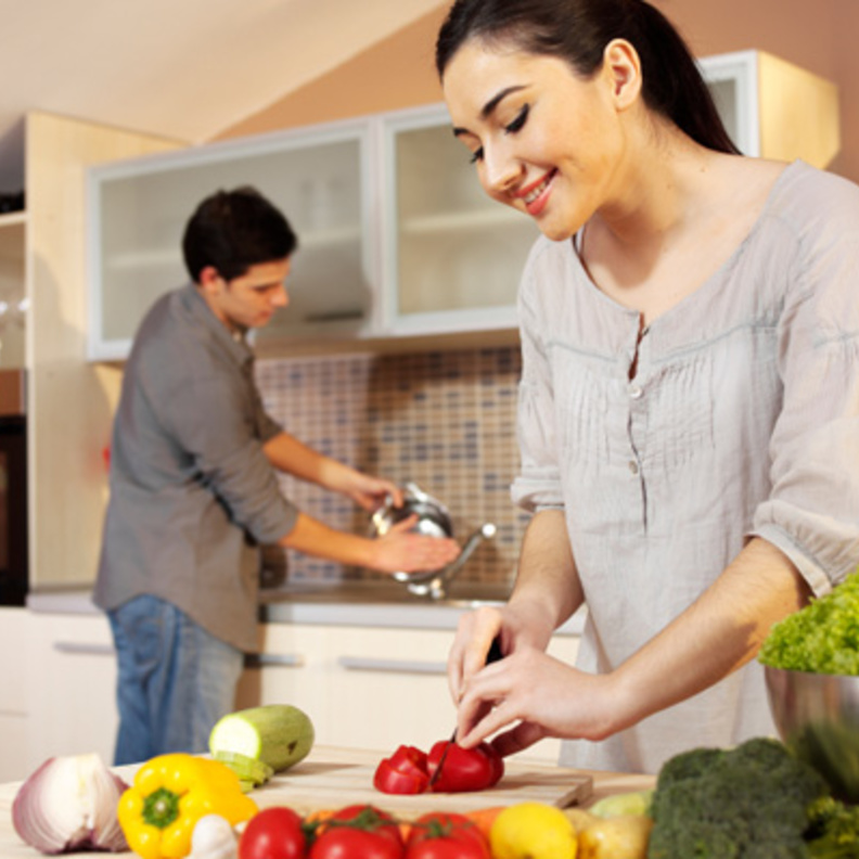 كيف تجعلين زوجك يساعدك في أعمال المنزل؟