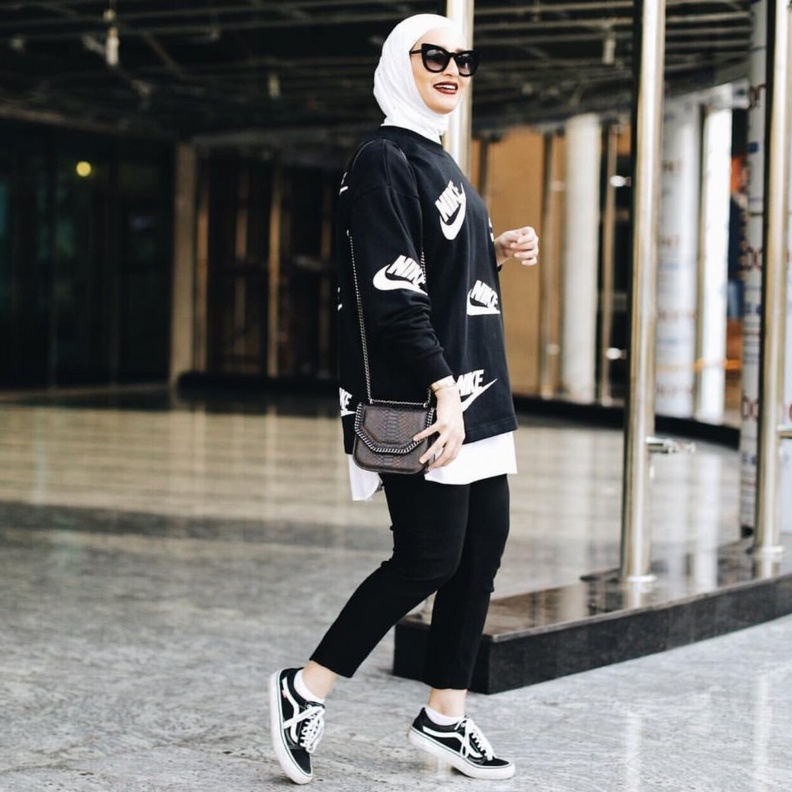 ملابس رياضية مريحة للمحجبات مع البنطلون الاحمر