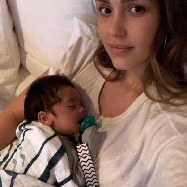 جيسيكا ألبا تنشر صورة مع مولودها الجديد