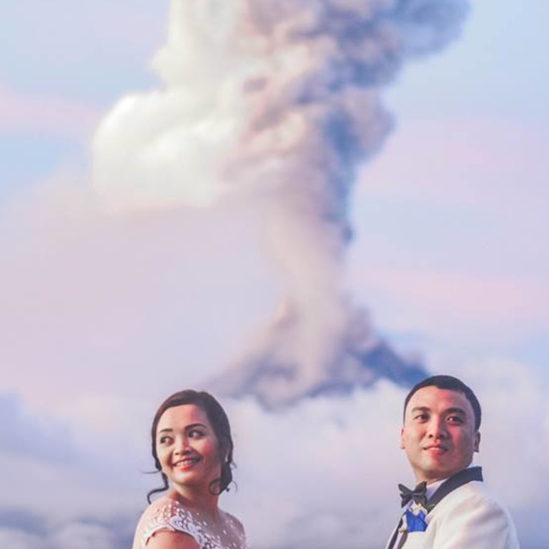 العروسان يدا بيد امام البركان