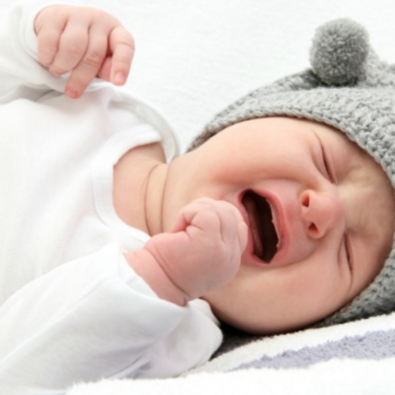 أسباب بكاء الطفل أثناء النوم