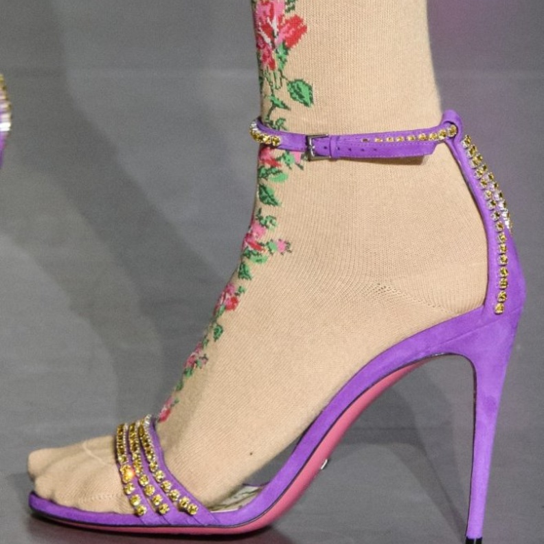 حذاء من اليزابيتا فرانشي بنقشات جميلة، هل تتجرئين به مع الجوارب؟