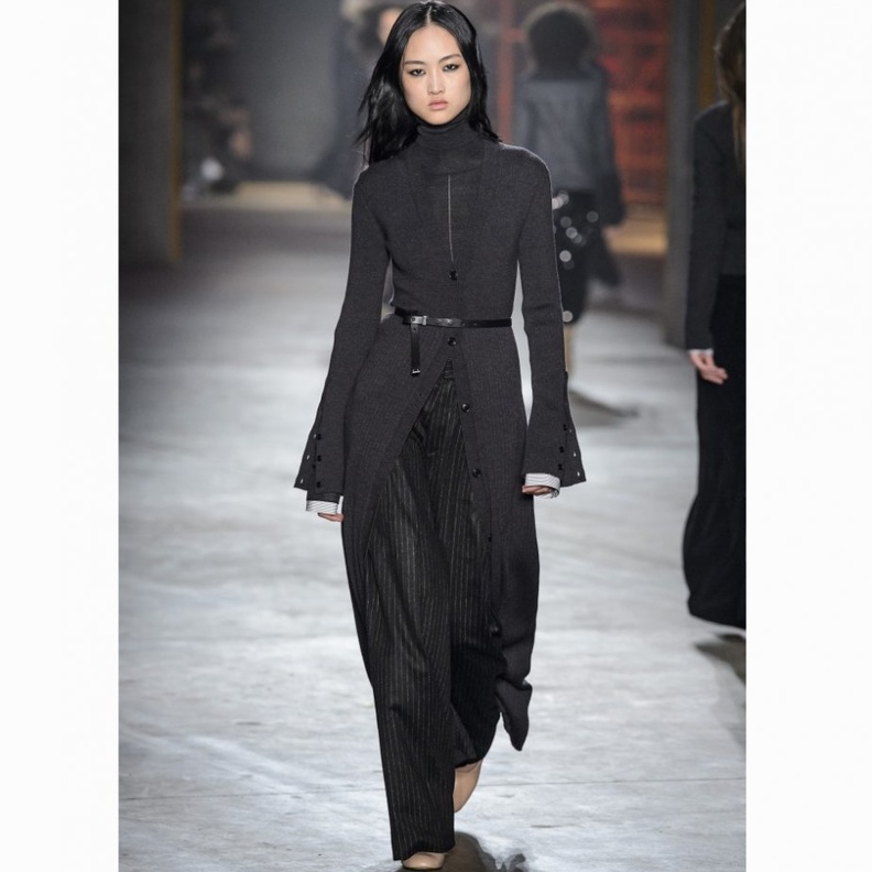 اعتمدي الزّهري الفاتح مع لون حجاب فاتح لإطلالاتك الشّتوية. كاردديغان من كريستوفر كاين