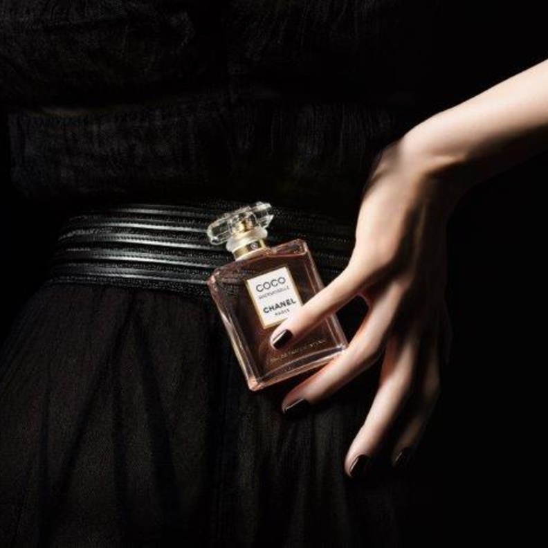 الممثلة البريطانية كيرا نايتلي الوجه الإعلاني لعطر COCO MADEMOISELLE على مدى العشر سنوات الماضية