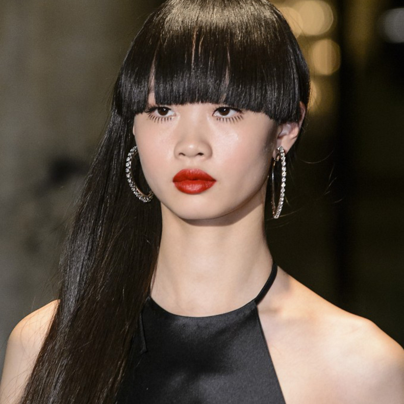 قصات شعر الكاري مع اللون الاشقر من دار Angel Chen