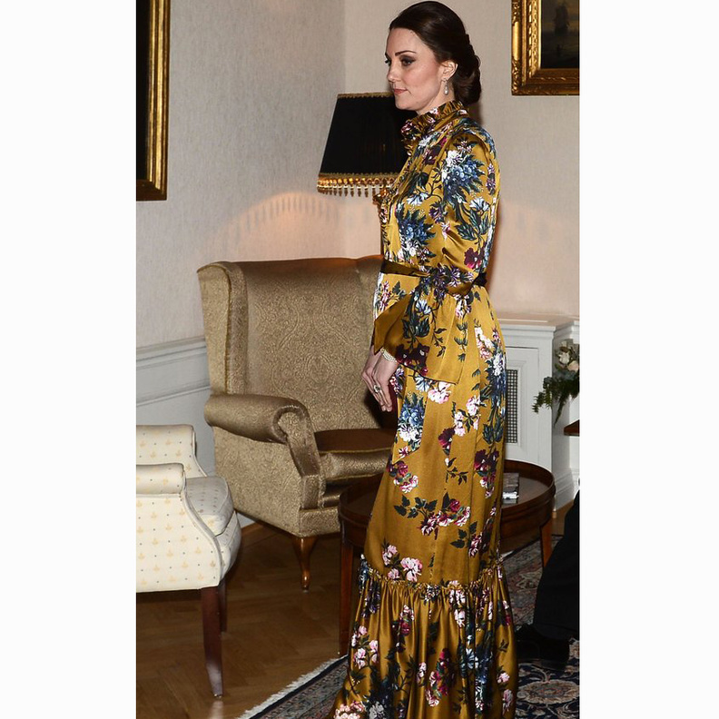 لزيارة رسمية اختارت كايت ميدلتون فستان حمل معرق بالورود