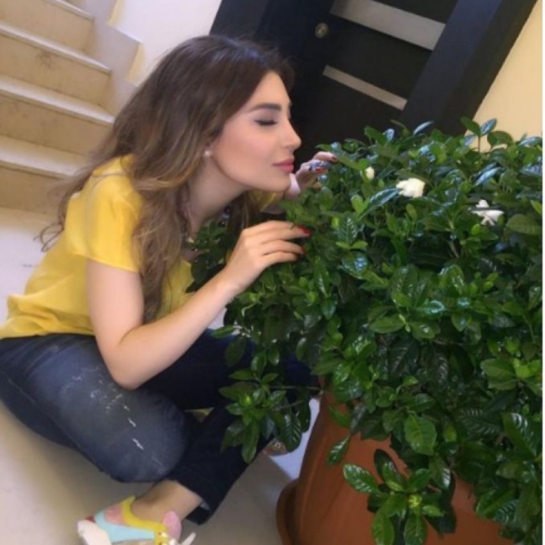 باسكال مشعلاني تقطف الليمون من حديقتها