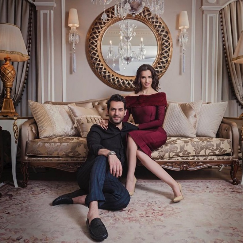 مراد يلدريم وزوجته