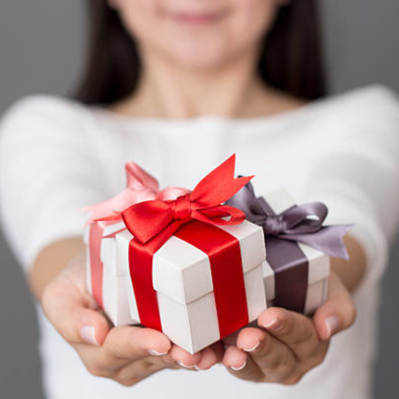 للتقرّب من المرأة الدلو يجب ان تكون اولاً صديقاً لها