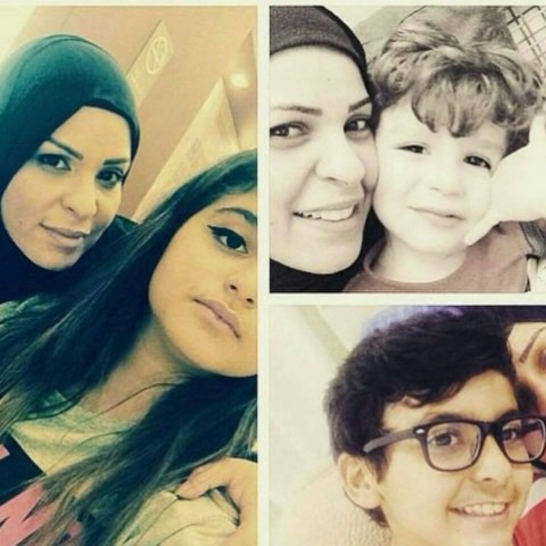 منى السابر مع أبناءها