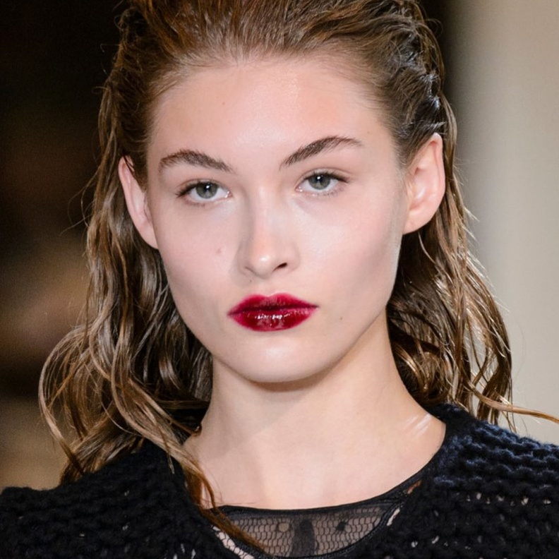 احمر شفاه روج وبارز لاطلالتك يوم الحب