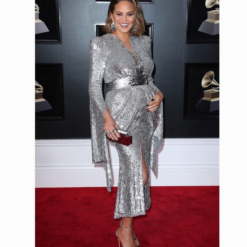 فساتين حوامل من وحي أناقة كريسي تايغين