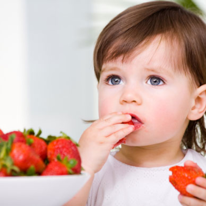 من فوائد الفراولة للاطفال انها تحافظ على صحة الدماغ والحماية من الاورام