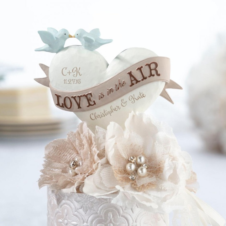 يمكن للعروس ان تختار اللون الابيض للكيك على شكل قلب