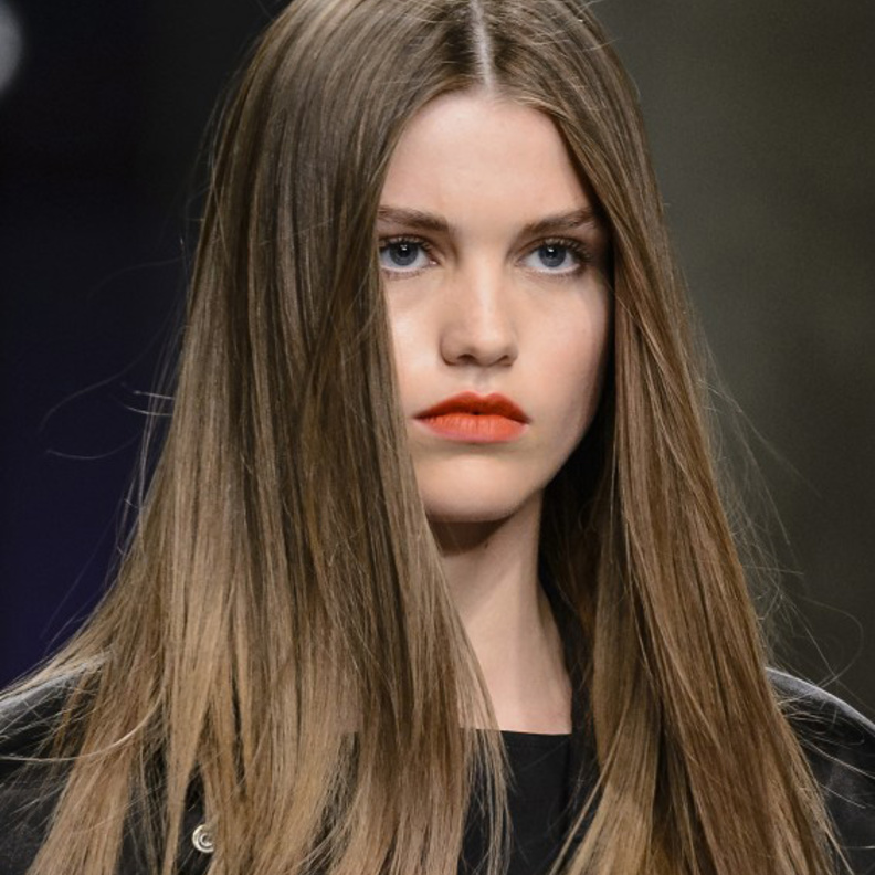 أجمل تسريحات شعر ناعمة لعيد الحب