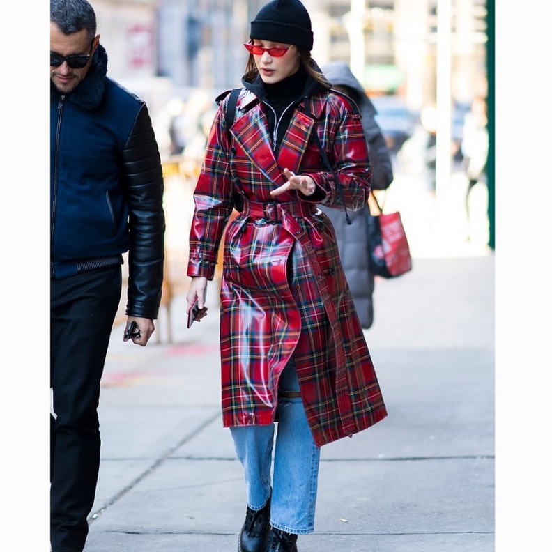 فستان ابيض ميدي مع الكشكش بتوقيع دار Ester Abner ضمن مجموعة Resort 2018