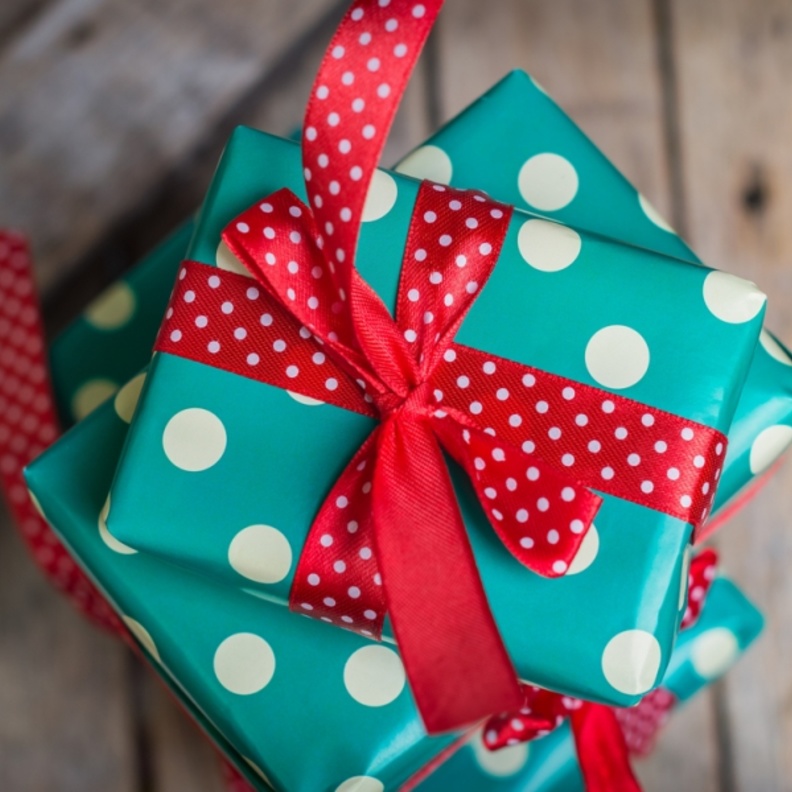 يمكن اهداؤها ملابس جميلة بالالوان القوية التي تحبها كالفوشيا والازرق والرمادي