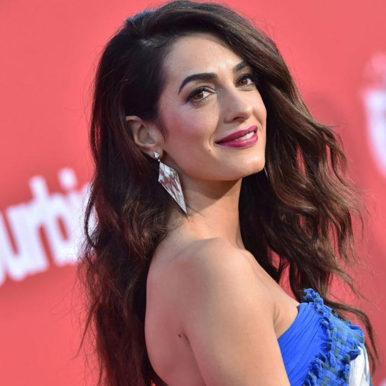 أمل كلوني تعشق الأقراط البارزة