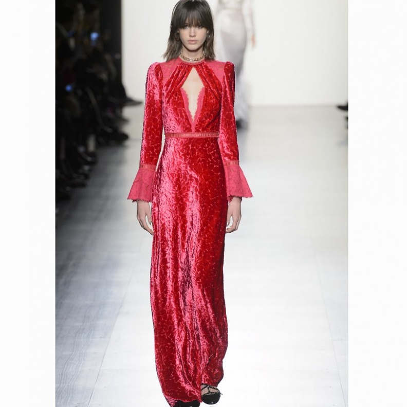 فساتين مخملية حمراء لسهرة عيد الحب