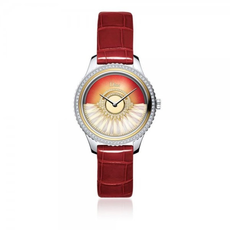 ساعة بولغري Bulgari باللون الأحمر