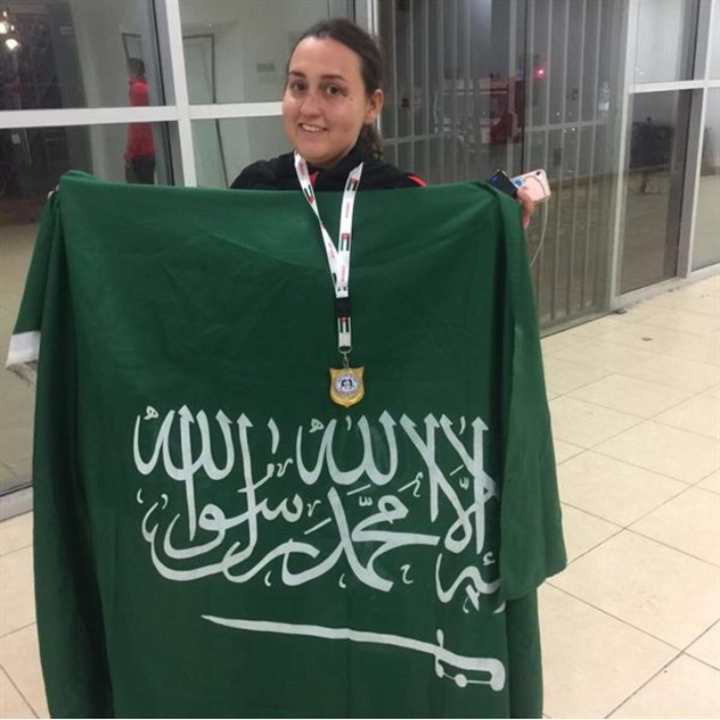 دنى تحمل علم المملكة العربية السعودية