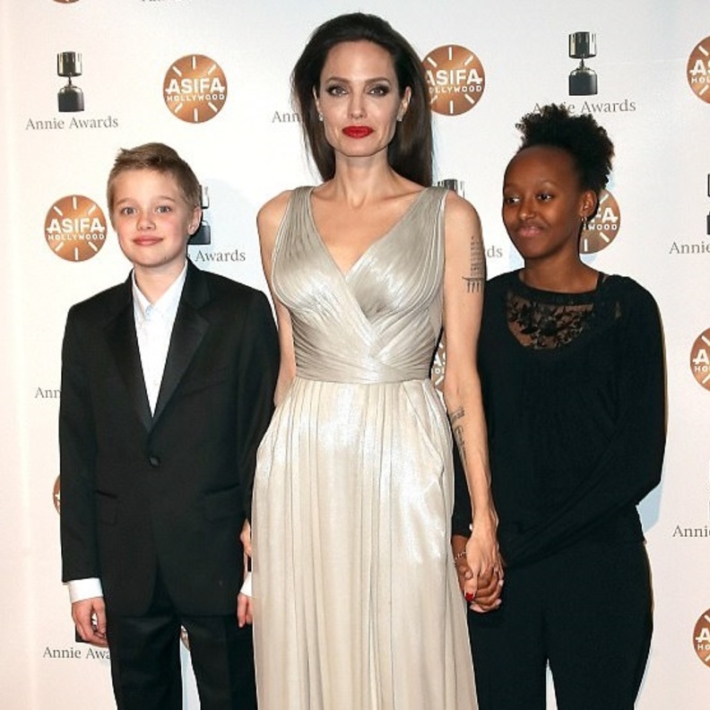 أنجلينا جولي وبناتها شيلوه وزهارا