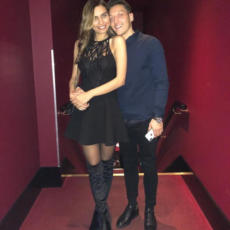 مسعود أوزيل وخطيبته