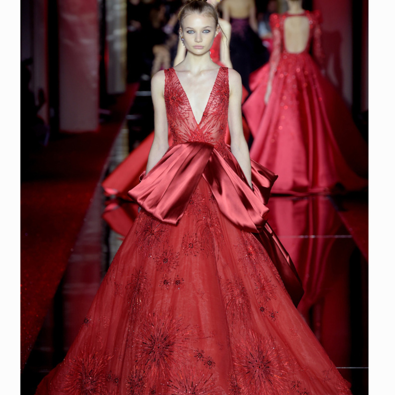 فساتين خطوبة باللون الأحمر للعروس في عيد الحب