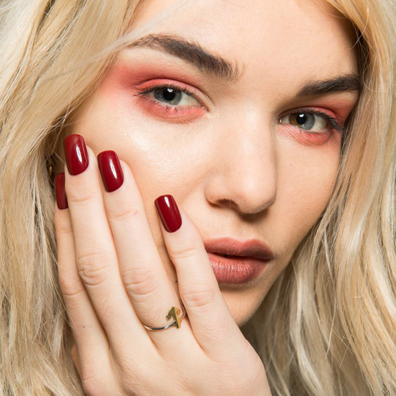 طلاء الاظافر الاحمر في عيد الحب