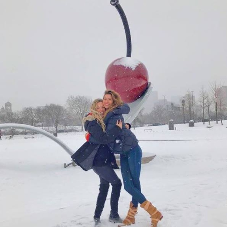 العارضة جيزيل بوندشين تبحث عن الدفء بعناق شقيقتها وسط ثلوج منيابولس