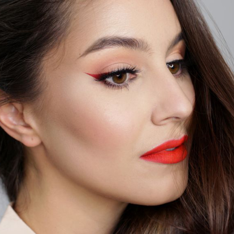 مكياج عيون باللون الاحمر للعروس بمناسبة عيد الحب.