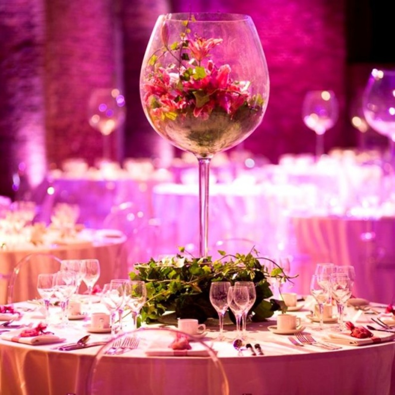 المزهريات العالية من الورود من افكار تزيين طاولات الاستقبال