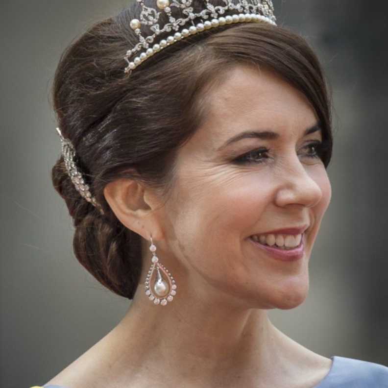 الأميرة ماري تضيف اللؤلؤ أحياناً لتاج زفافها الأنيق
