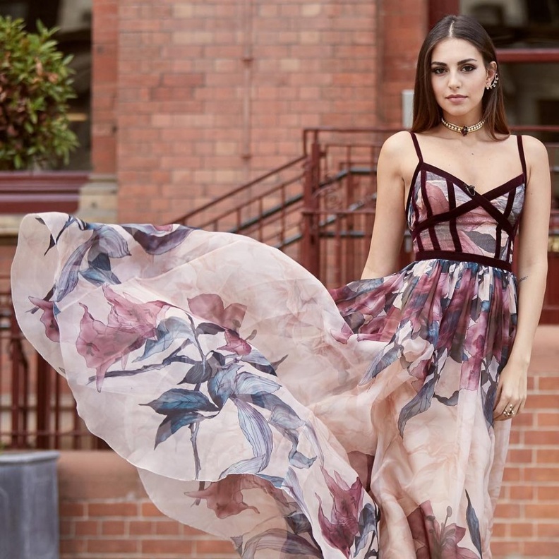 فاليري ابو شقرا في فستان معرق من ايلي صعب