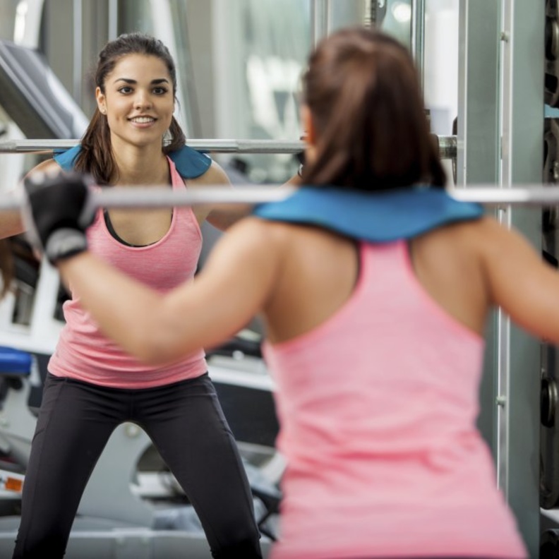 يقوم تمرين السكوات بتحريك كافة عضلات الجسم و تقويتها