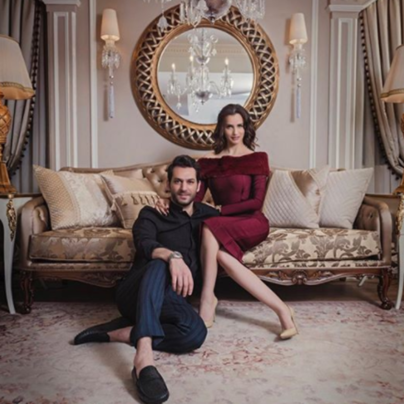 إطلالات كلاسيكية للثنائي يلديريم