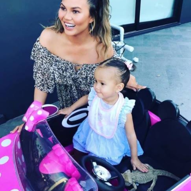 كريسي تيغن مع ابنتها لونا ورفيقها الجديد من الزواحف!