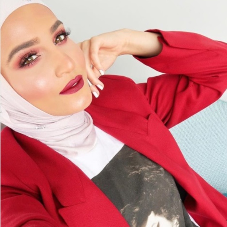 مكياج طبيعي مع احمر شفاه قوي من دلال الدوب