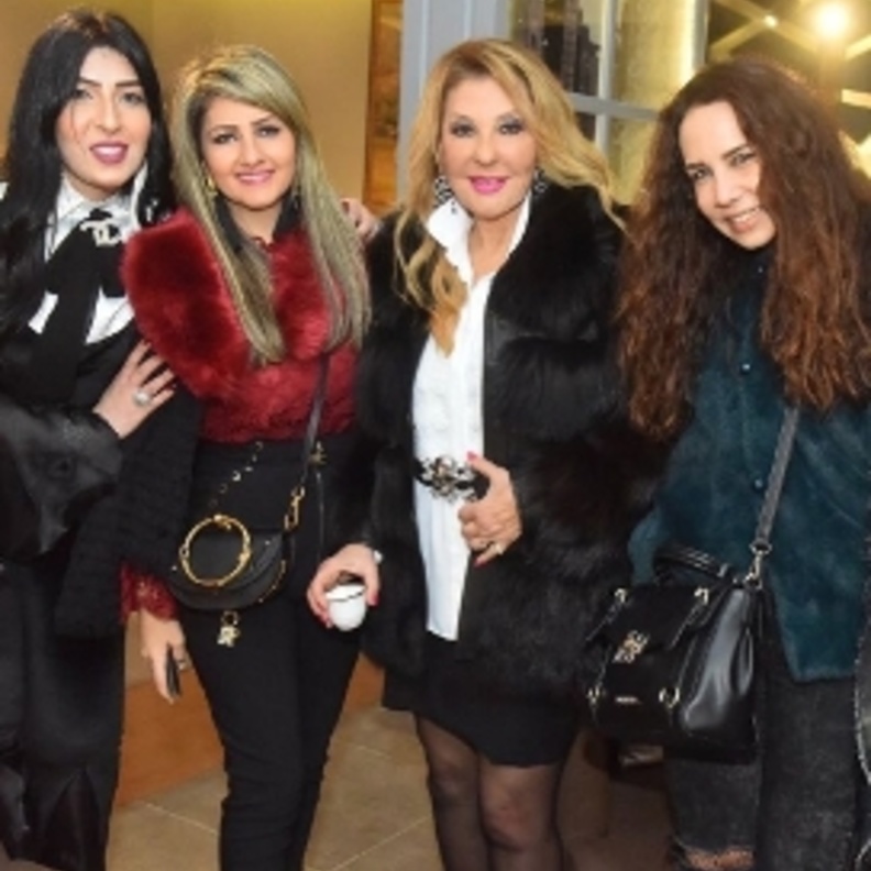 نادية الجندي وصديقاتها