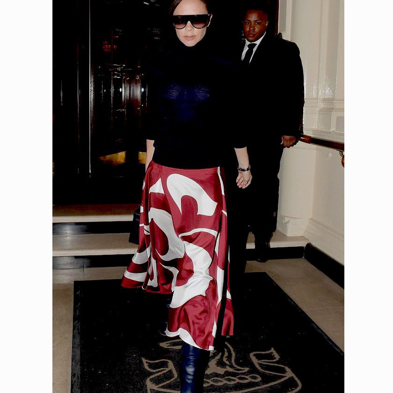 دمجت فيكتوريا بيكهام بين البيج والأبيض والأسود بطريقة ناعمة.