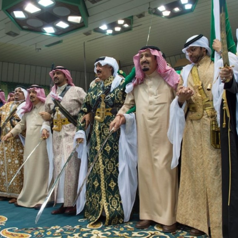 خادم الحرمين الشريفين الملك سلمان بن عبدالعزيز آل سعود في لقطة من الدورة الماضية من الجنادرية