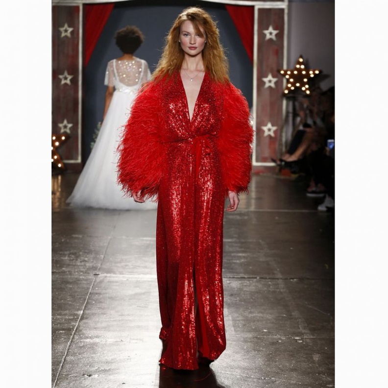 فساتين باللون الاحمر للمحجبات في عيد الحب