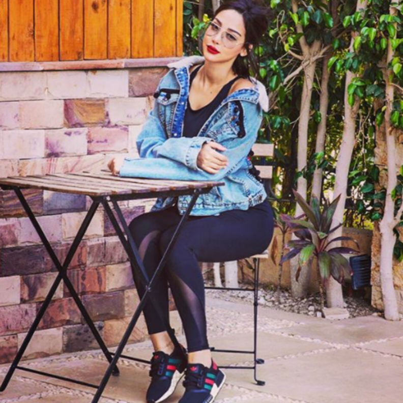 تركّز بوسيل بشكل كبير على اللون الأسود