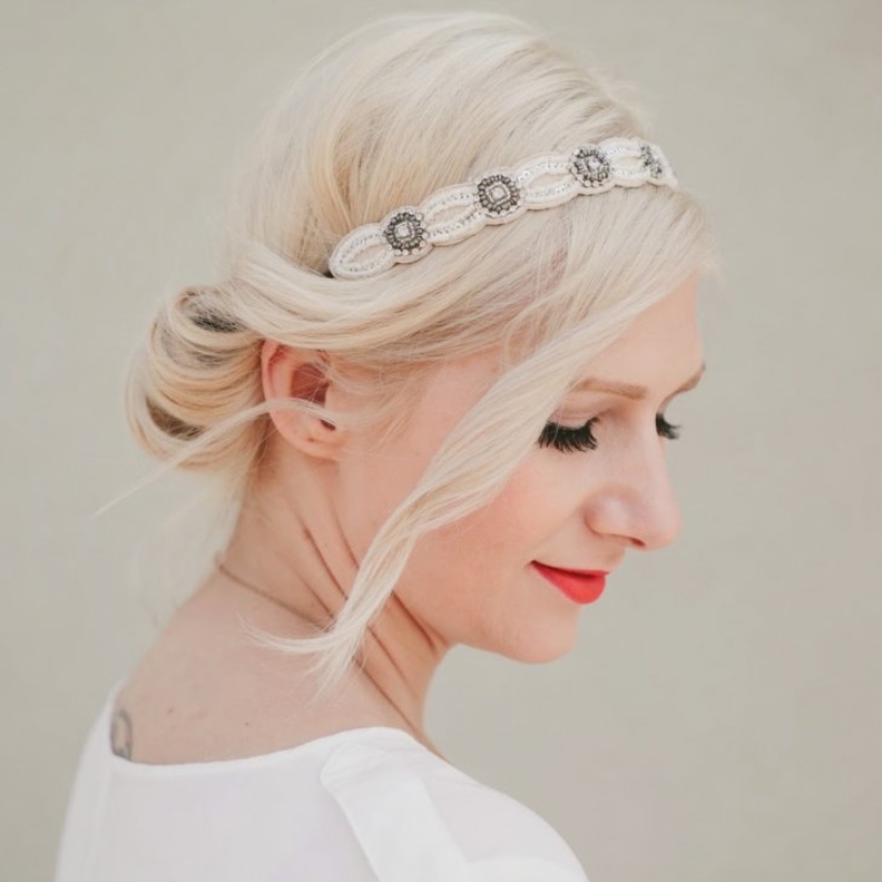 تسريحة الرفعة المنخفضة الملفوفة الى الداخل للعروس صاحبة الشعر الخفيف