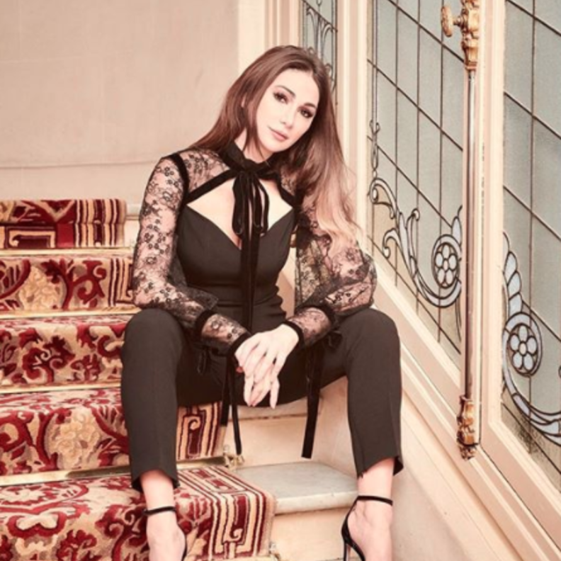 اكسسوارات عصرية اعتمدتها ديما صادق في أسبوع الموضة في باريس