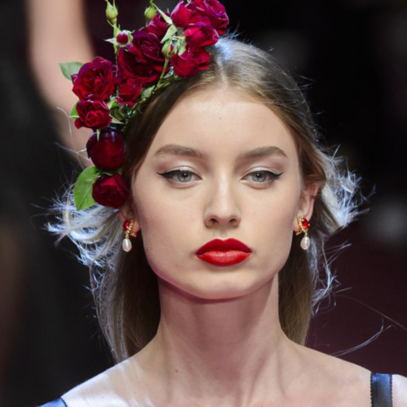 تسريحات شعر مميزة واكسسوارات حمراء بمناسبة عيد الحب