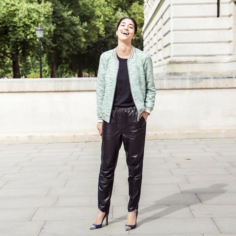 اطلالات جذابة وراقية بأساليب منوّعة بسراويل الجلد باللون الأسود