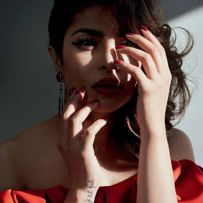 بريانكا تشوبرا تعترف بارتباطها وانفصالها منذ عام